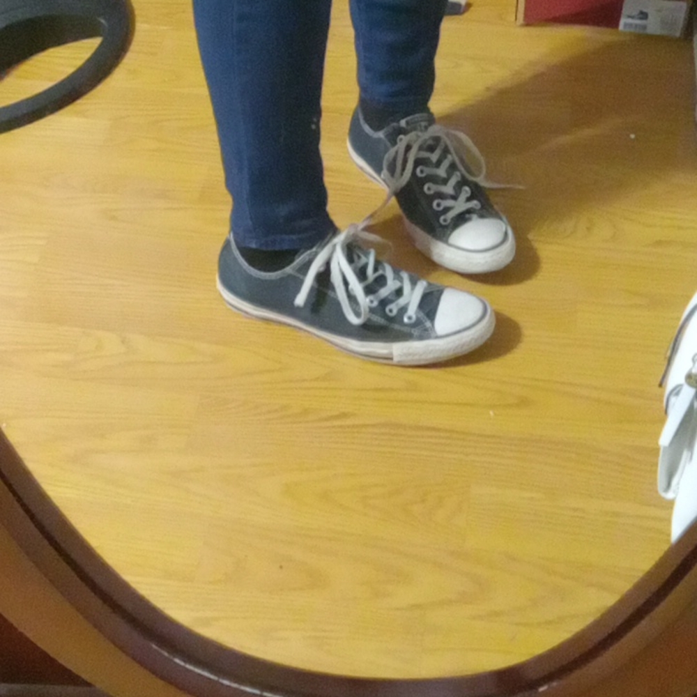 Men's 7.5 // Women's 9 Converse Shoes